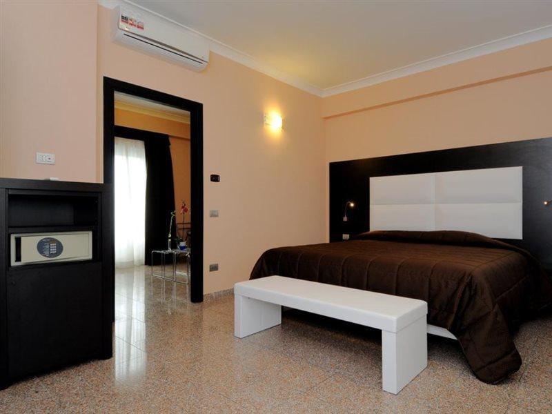 ยูโรเฮาส์โรมแอร์พอร์ต Hotel ฟิวมิชีโน ภายนอก รูปภาพ